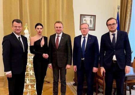 Скандальное платье украинской чиновницы продали с аукциона за $1000