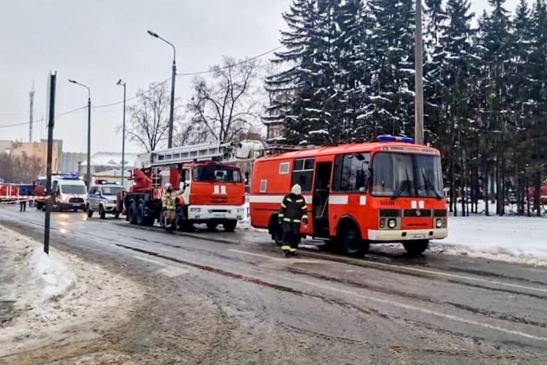 Автомобили экстренных служб около ЖК «Лазурные небеса»