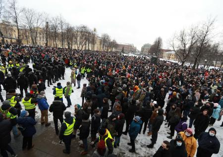 В Петербурге полиция применяет электрошокеры против протестующих