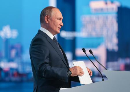 Путин счел далекой от демократии процедуру избрания премьера Британии