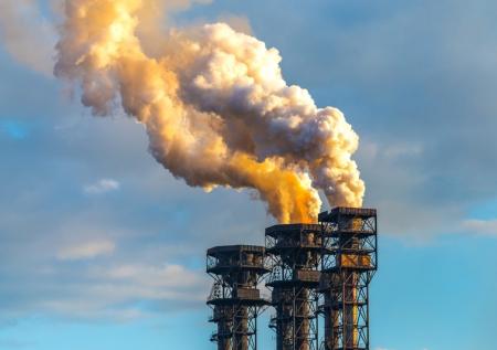 Священники провели молебен рядом с полыхающей нефтебазой в России