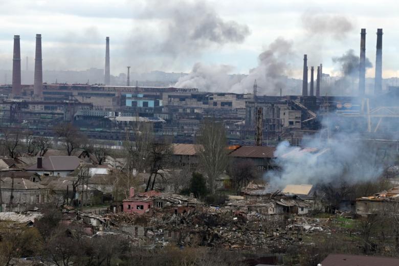 Дым над заводом «Азовсталь» в Мариуполе