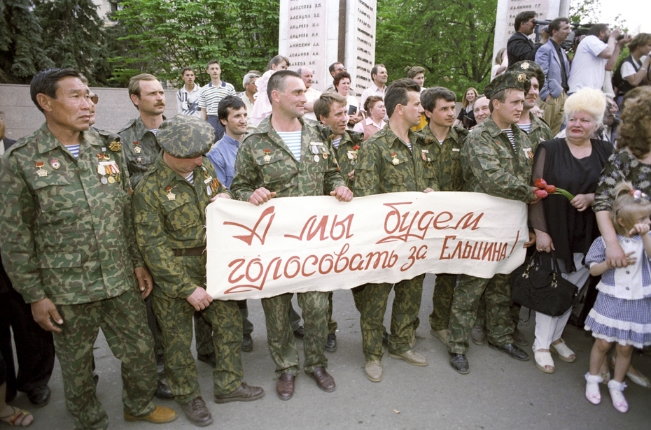 Пребывание президента РФ Бориса Николаевича Ельцина в Волгограде. Воины-афганцы выразили президенту свою поддержку на предстоящих выборах