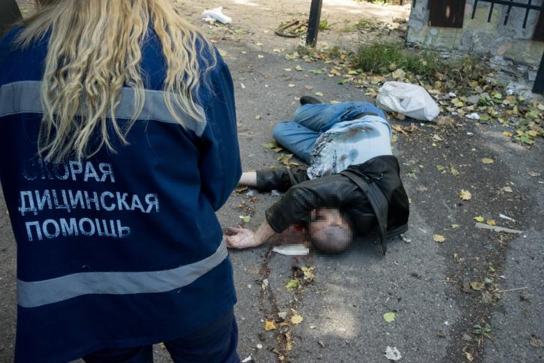 Медики не сразу смогли добраться к пострадавшим из-за опасности повторного прилета.