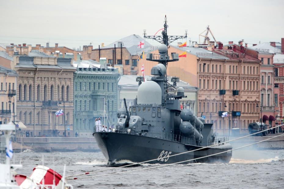 Большой ракетный катер Димитровград проекта 12411 на Главном военно-морском параде в честь Дня ВМФ в Санкт-Петербурге