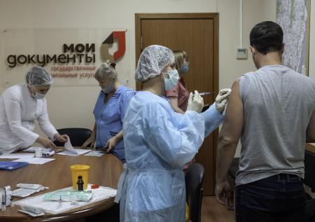 Мясников оценил необходимость прививаться переболевшим коронавирусом