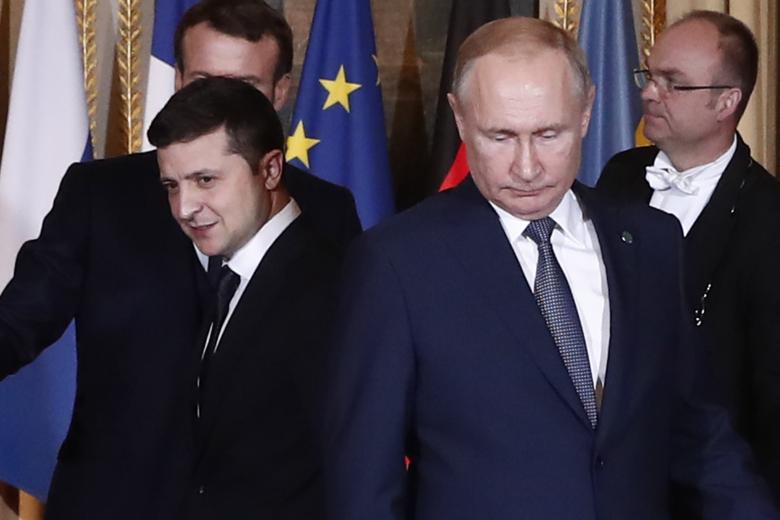 Президент Украины Владимир Зеленский (слева) и президент России Владимир Путин (справа)