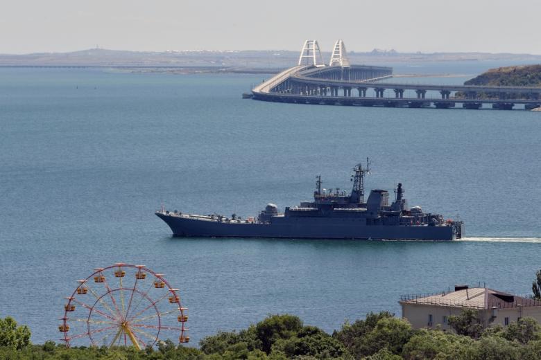 Большой десантный корабль ВМФ РФ у Крымского моста