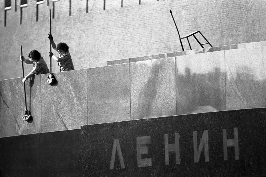 Две женщины-уборщицы полируют гранитную плитку фасада Мавзолея Ленина