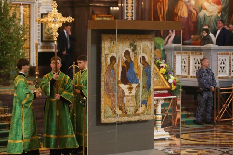 Патриарх Московский и всея Руси Кирилл совершил Божественную литургию в День Святой Троицы в храме Христа Спасителя