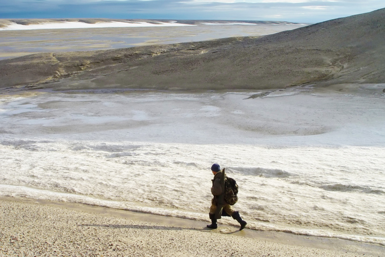 Остров архипелага Земля Франца-Иосифа. Специалисты НИИ «Геология океана» 