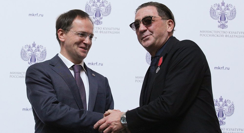 Министр культуры РФ Владимир Мединский и певец Григорий Лепс (слева направо) на церемонии награждения государственными и ведомственными наградами деятелей культуры и искусства в Атриуме Большого театра России