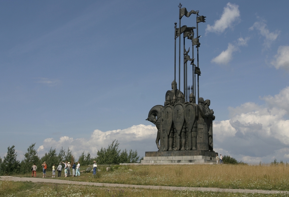 Памятник русским воинам и князю Александру Невскому в честь победы над немецкими рыцарями Ливонского ордена на льду Чудского озера в 1242 году