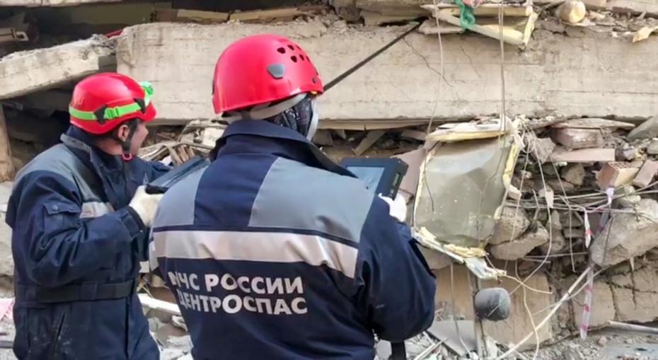 Турция. Провинция Кахраманмараш. Сотрудники МЧС РФ во время обследования здания эндоскопом на месте разрушений в результате землетрясения