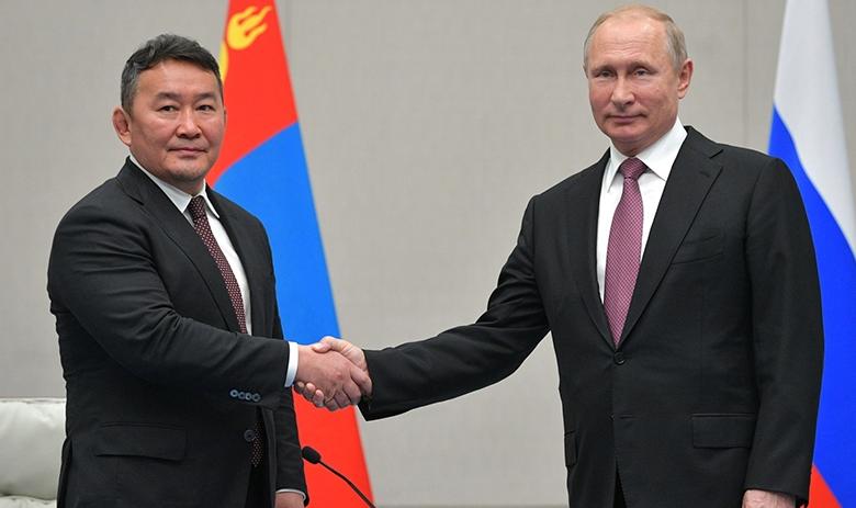 Президент РФ Владимир Путин (справа) и президент Монголии Халтмаагийн Баттулга
