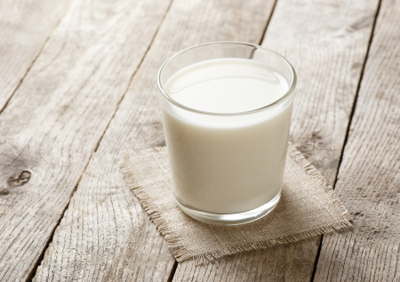 Диетолог рассказала, стоит ли употреблять молочные продукты перед сном