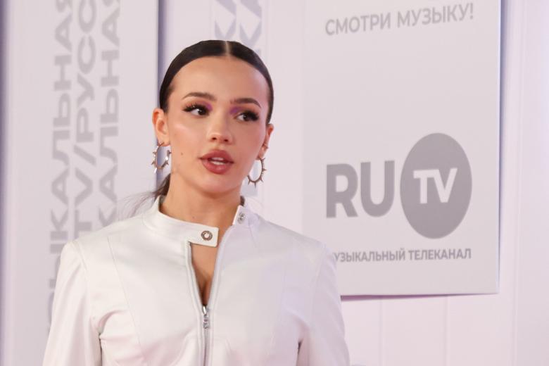 Валя Карнавал (настоящее имя — Валентина Карнаухова)
