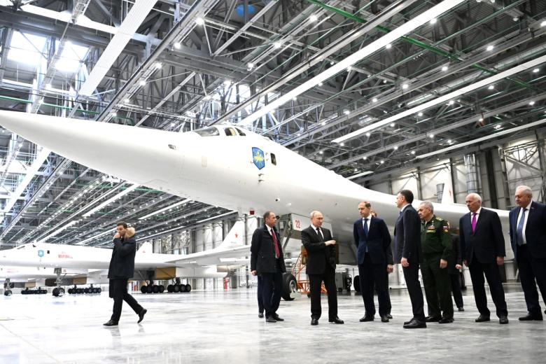 Владимир Путин в ходе посещения Казанского авиационного завода имени С. П. Горбунова