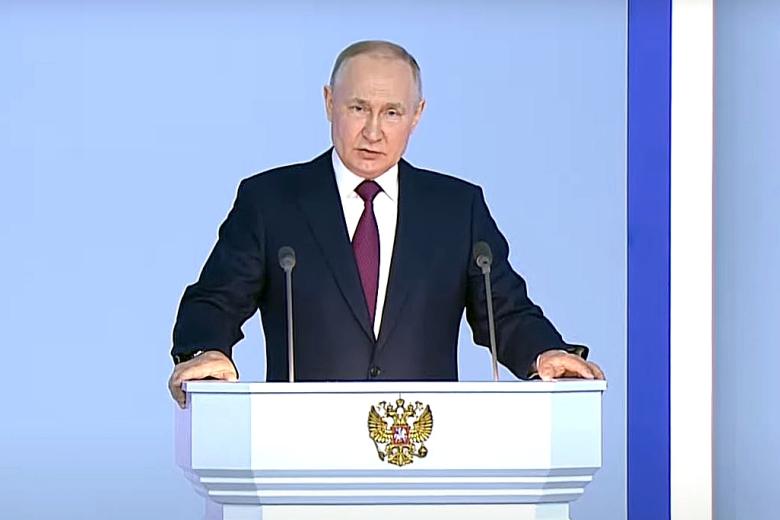 Президент РФ Владимир Путин во время выступления с ежегодным посланием Федеральному собранию РФ в Гостином Дворе