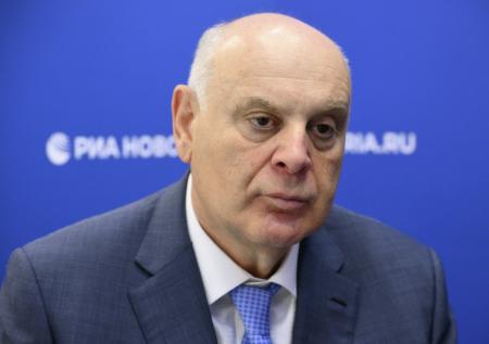 Аслан Бжания улетел из Абхазии в Москву