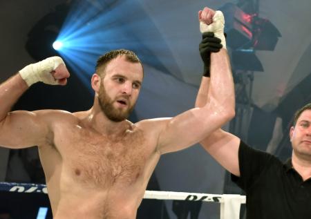 Гольцов за две минуты нокаутировал американского ветерана UFC
