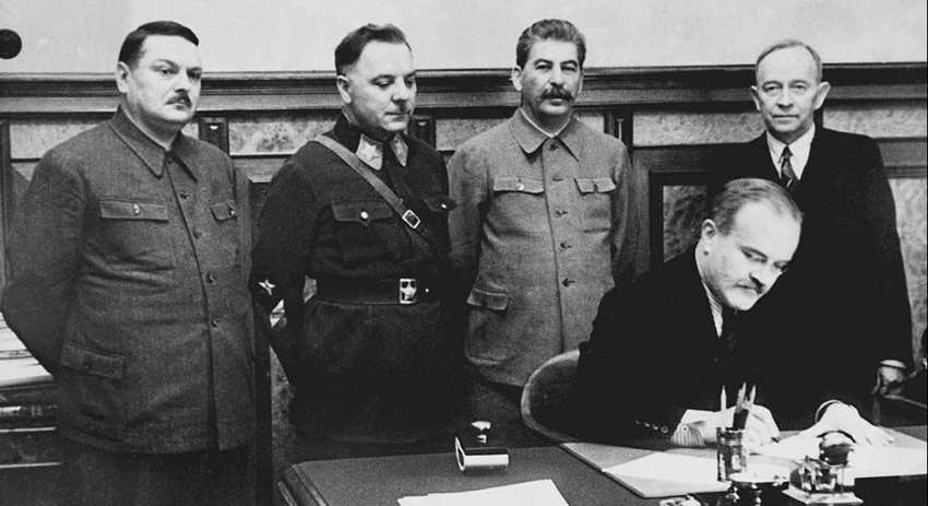В.М. Молотов подписывает договор между СССР и Терийокским правительством. Стоят: А.А. Жданов, К.Е. Ворошилов, И.В. Сталин, О.В. Куусинен