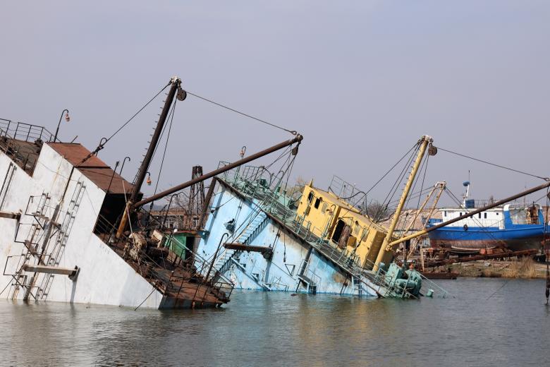 Затонувшие суда в морском рыбном порту. Мариуполь. Украина