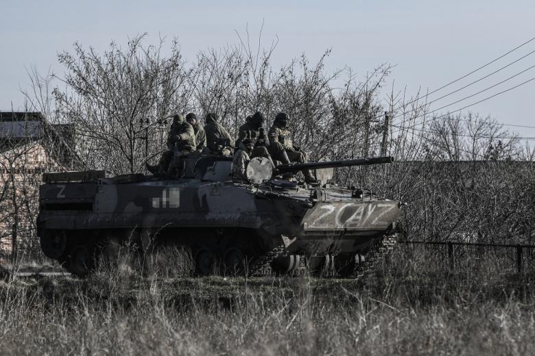 Бойцы ВС РФ на боевой машине пехоты БМП-3 в зоне спецоперации