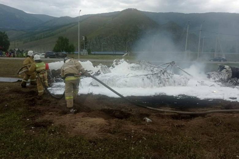 Место падения частного вертолета в Республике Алтай