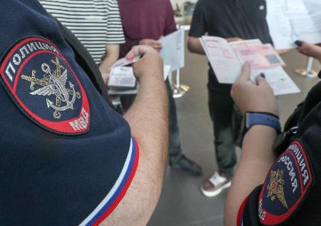 Полиция начала массово проверять документы мигрантов в одном регионе РФ