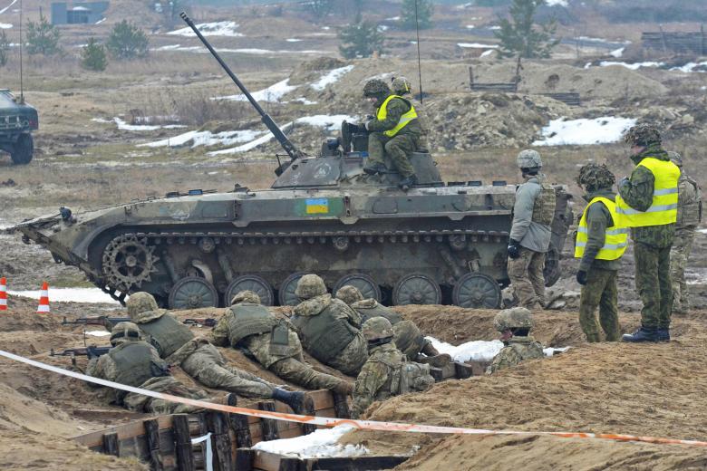 Американские и украинские солдаты во время совместных учений