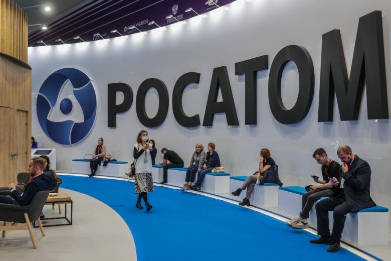 Логотип компании РОСАТОМ на международном форуме «Российская энергетическая неделя»  в ЦВЗ «Манеж» в Москве