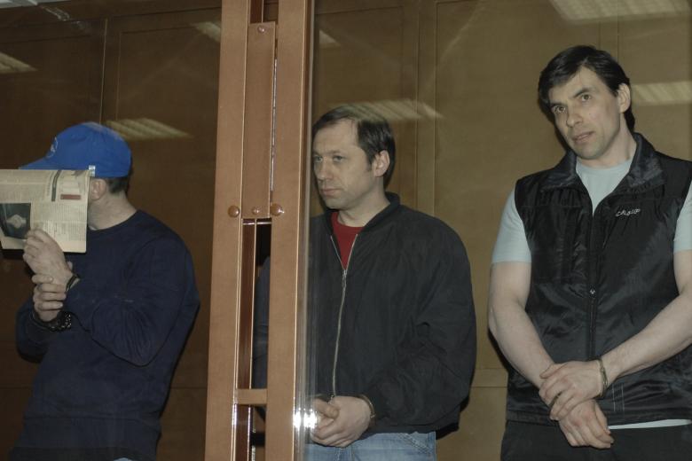 Участники «орехово-медведковской» группировки, обвиняемые в убийстве главы Фонда социальной защиты спортсменов Отари Квантришвили, Павел Макаров, Алексей Шерстобитов и Сергей Елизаров (слева направо)