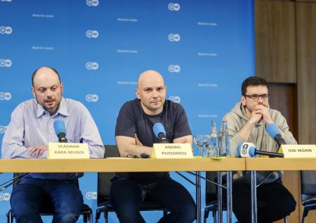 Юрист объяснил, почему Яшина и Кара-Мурзу помиловали без прошения Путину