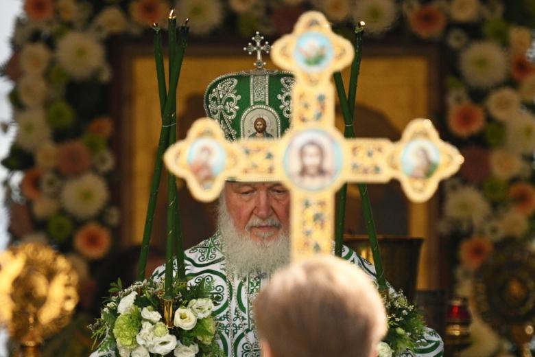 Патриарх Московский и всея Руси Кирилл совершает божественную литургию, посвященную празднику обретения мощей преподобного Сергия Радонежского, на Соборной площади Троице-Сергиевой Лавры