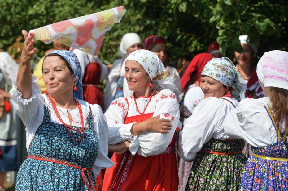Участницы празднования Преображения Господня на территории музея А. М. Горького в селе Красновидово в Камско-Устьинском районе