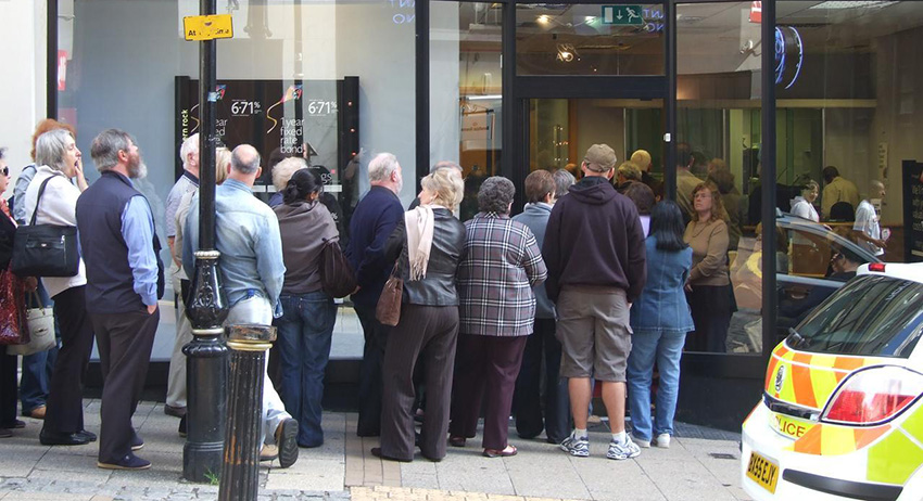 Клиенты одного из банков в очереди, чтобы снять свои вклады
