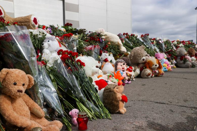 Красногорск. Люди у стихийного мемориала в память о погибших при теракте у здания концертного зала «Крокус Сити Холл»