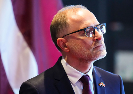 Латвийский министр обороны поспешно покинул Украину из-за дрона ВСУ