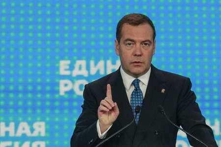 Медведев: санкции с России не снимут