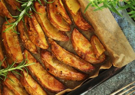 Запекаю с кожурой за пять минут: обалденная картошка с сырной корочкой
