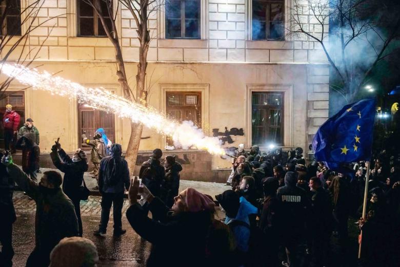 Тбилиси, Грузия: Протестующие стреляют фейерверками в полицию