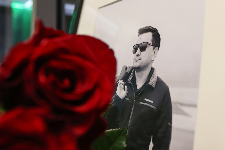 Цветы у портрета корреспондента телеканала «Россия 24» Бориса Максудова на входе в здание ВГТРК