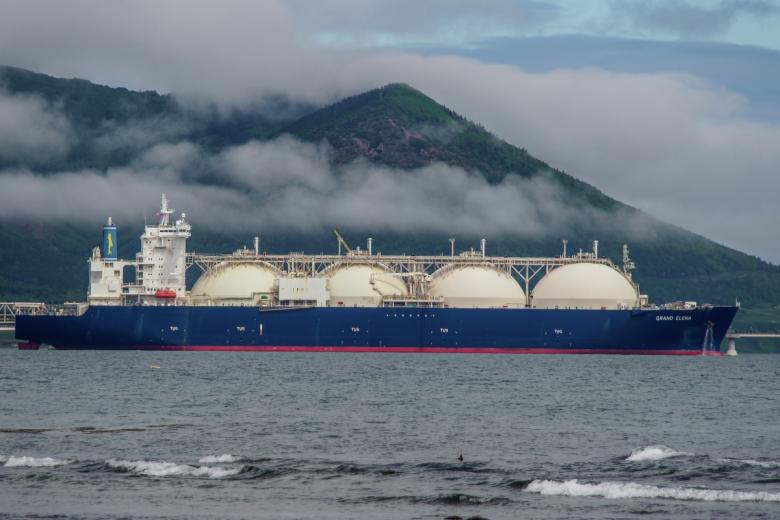 Танкер-газовоз Grand Elena у причала завода по производству СПГ в п. Пригородное. Сахалинская область