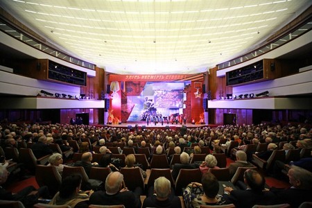 Названы артисты, которые смогут «не стыдно» спеть гимн России