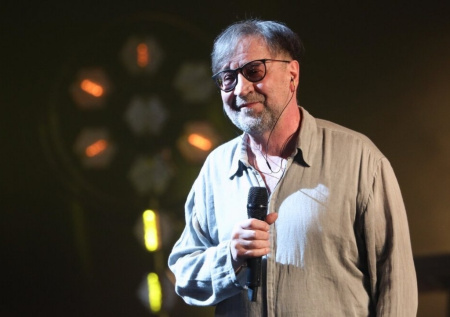 Самолет с солистом ДДТ экстренно приземлился в Белграде