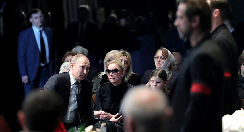 Президент РФ Владимир Путин с вдовой Олега Табакова Мариной Зудиной