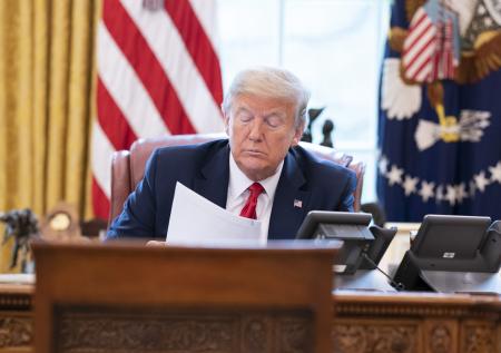 Трамп во время телефонных переговоров пытался «восхитить» Путина