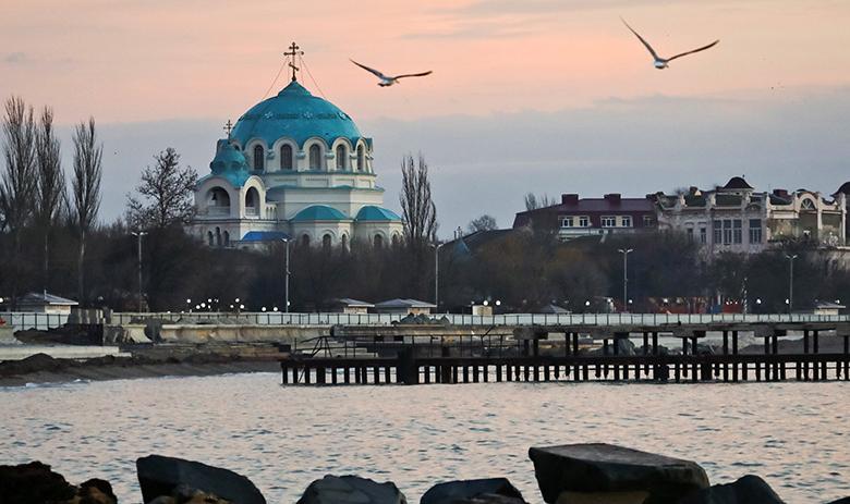 Россия. Республика Крым. Вид на набережную и Свято-Никольский собор в Евпатории