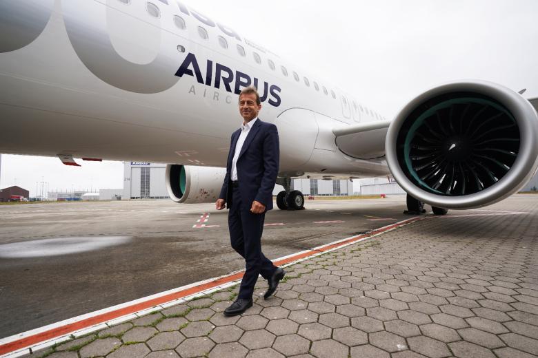 Гийом Фори, председатель правления и генеральный директор Airbus SE, стоит перед самолетом Airbus A321neo «Мюнстер» 